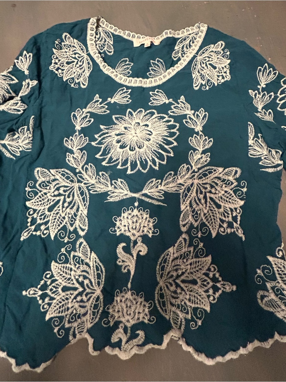 Solitaire Anthropologie embroidered blouse
Stunning dark teal green blue